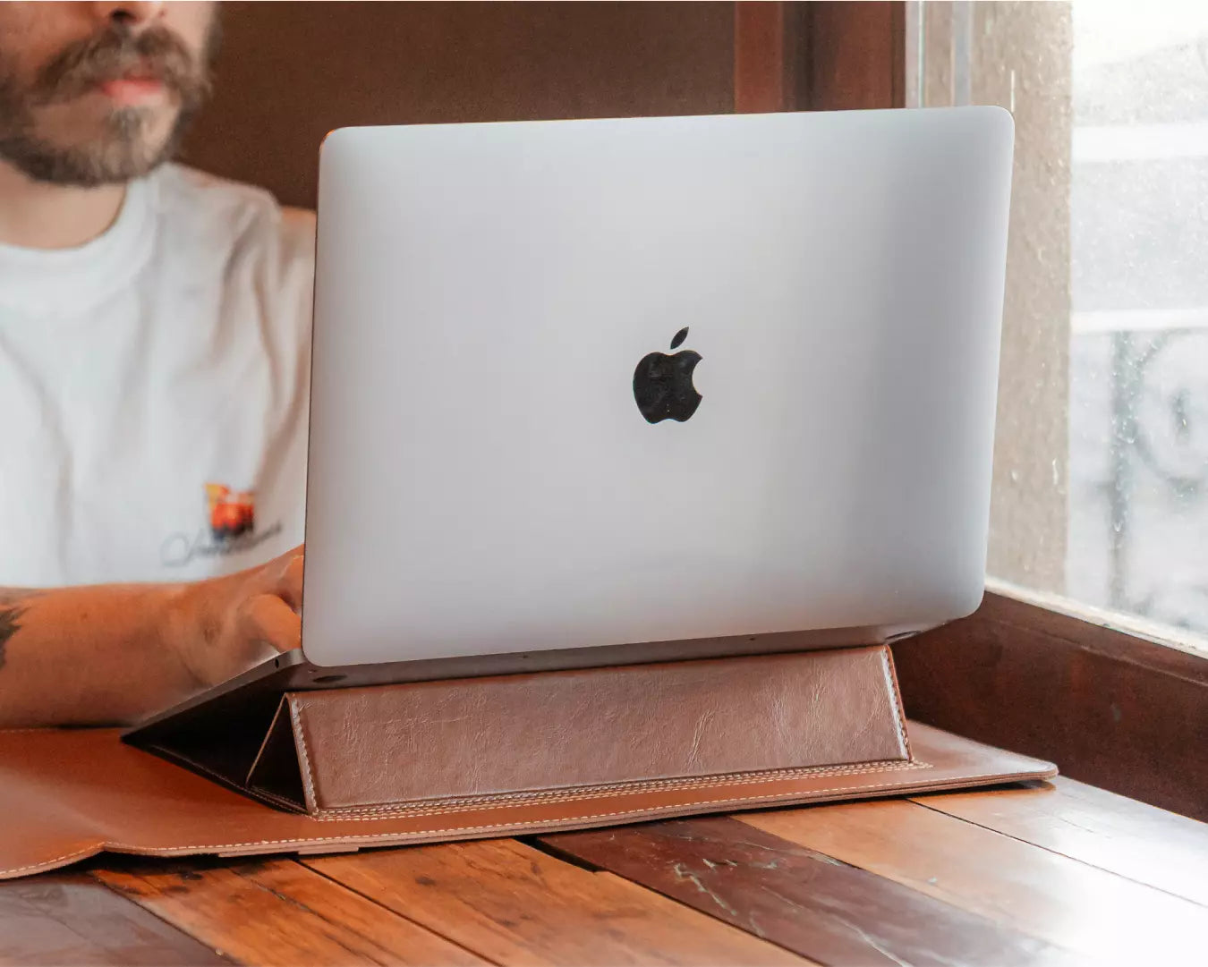 capa 3 em 1 para notebook em uso em setup minimalista