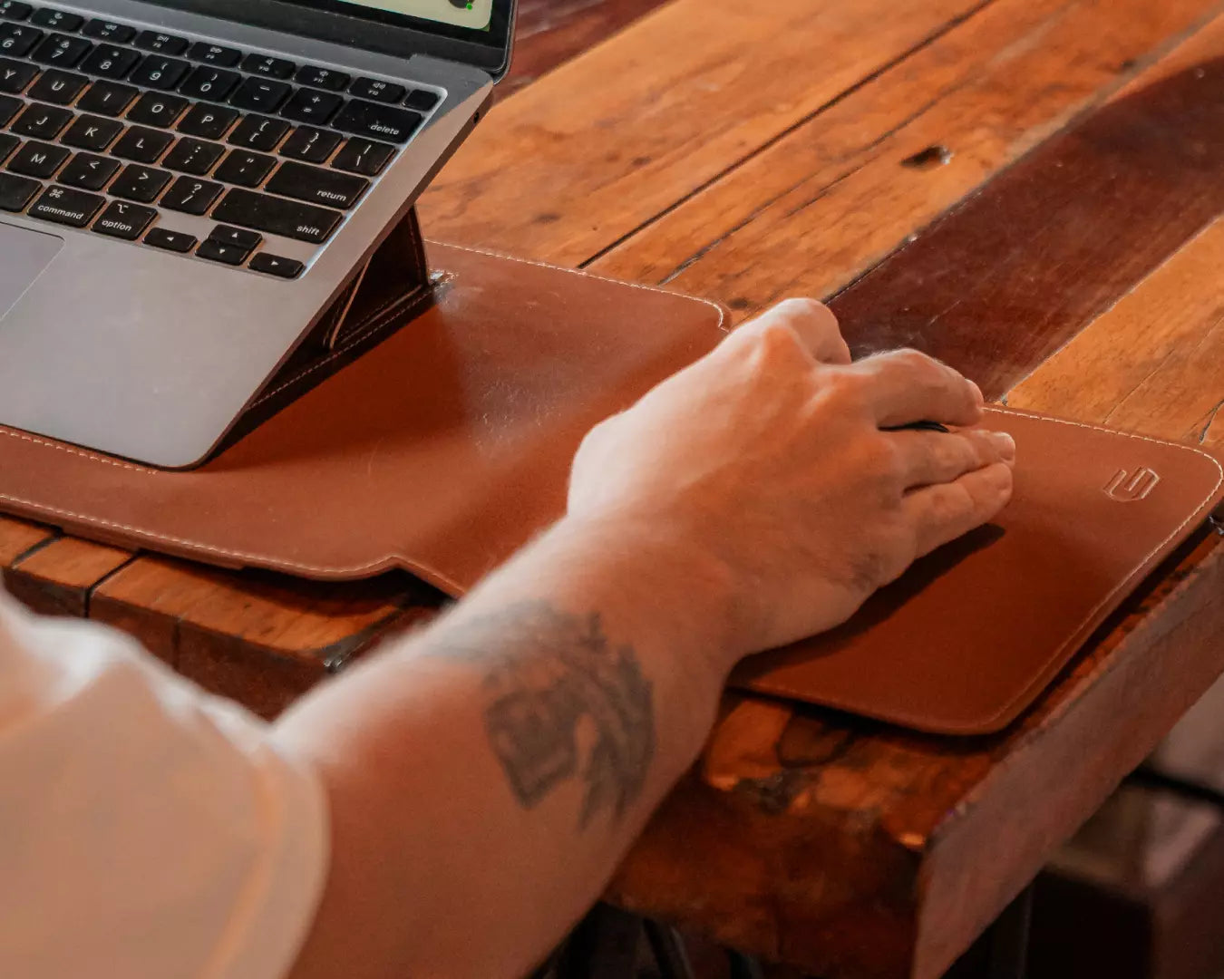 capa 3 em 1 para notebook com apoio para elevação da tela