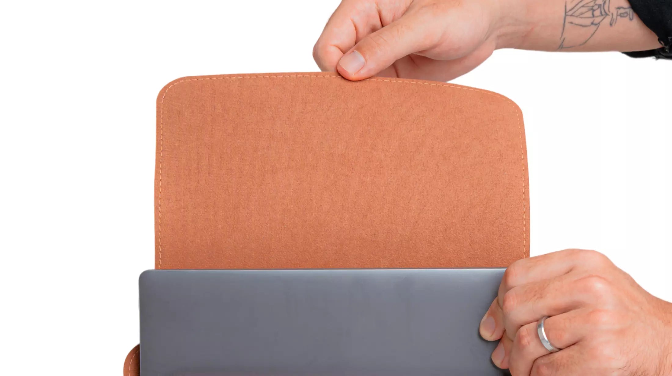 detalhe da capa 3 em 1 para notebook mostrando parte do mousepad integrado