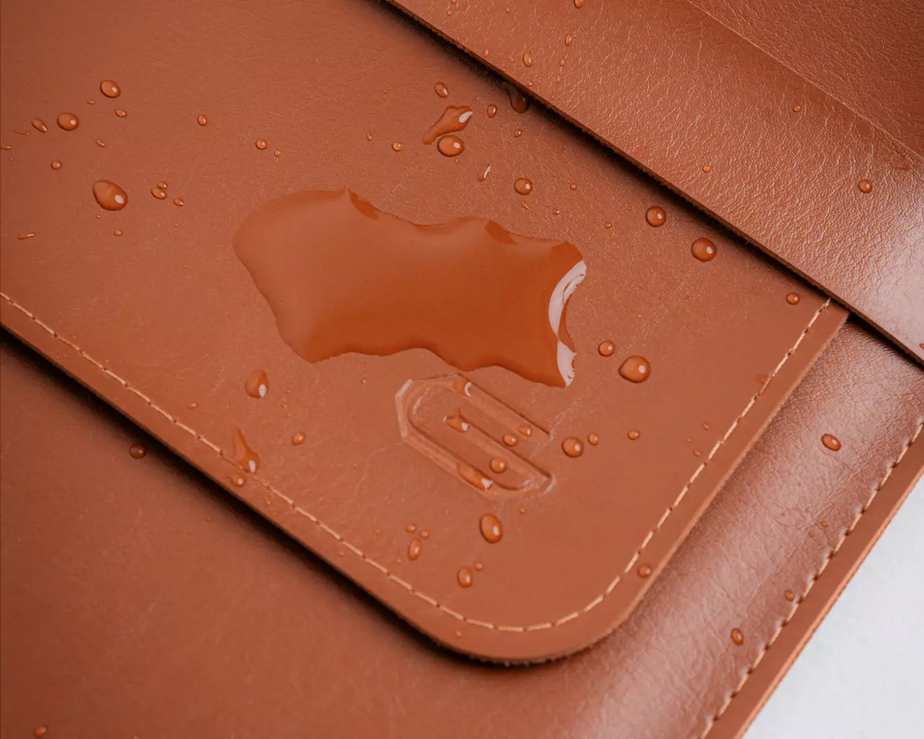 detalhe da capa 3 em 1 para notebook mostrando resistência à água
