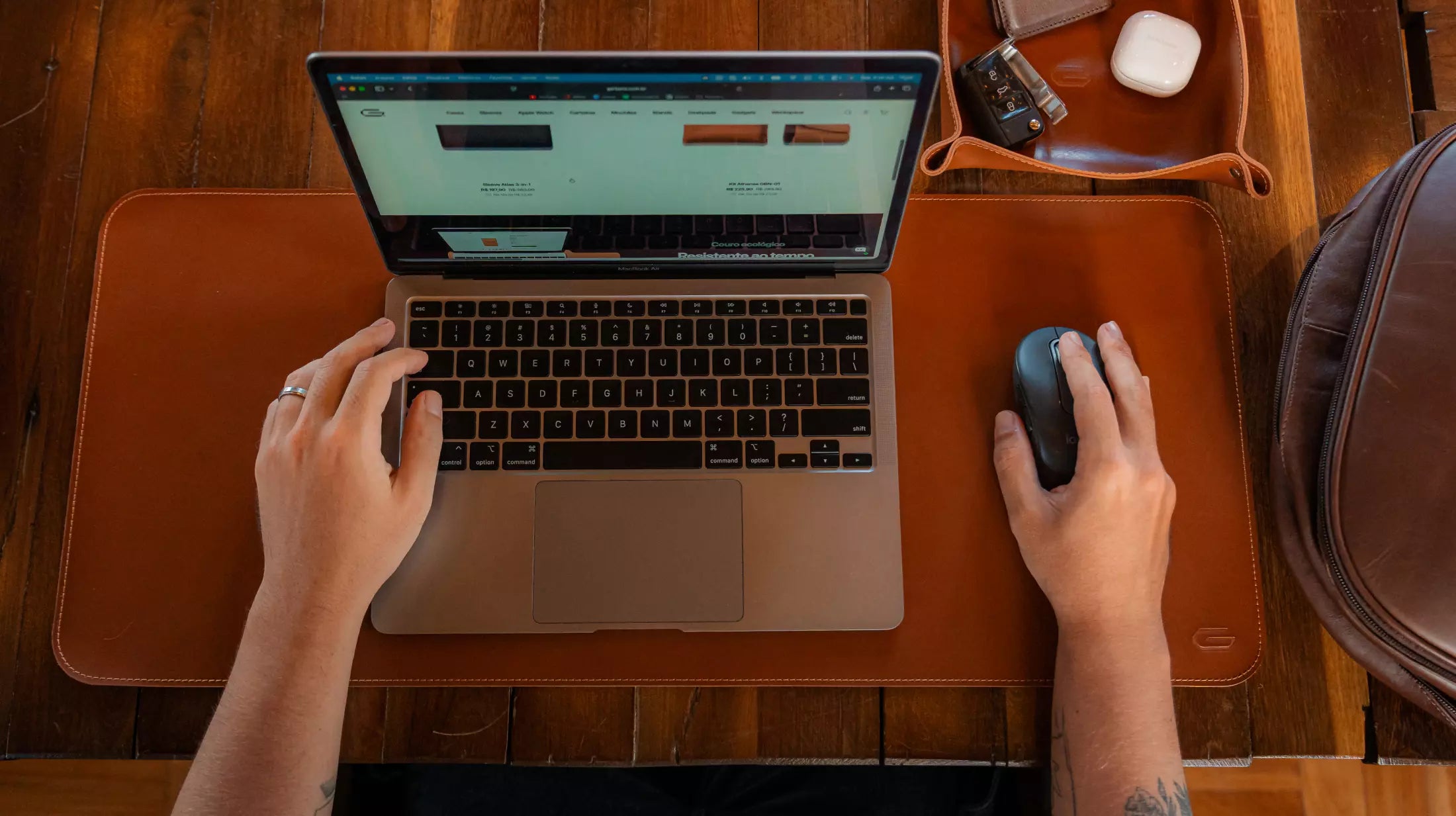 deskpad 70x30 em uso em setup minimalista