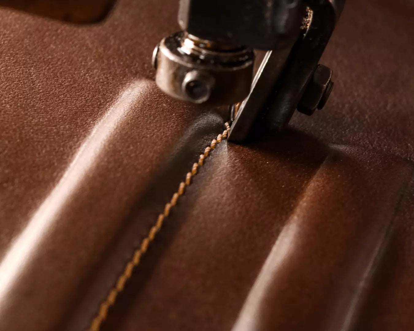 detalhe da mochila de couro legítimo com costura reforçada produzida artesanalmente no Brasil