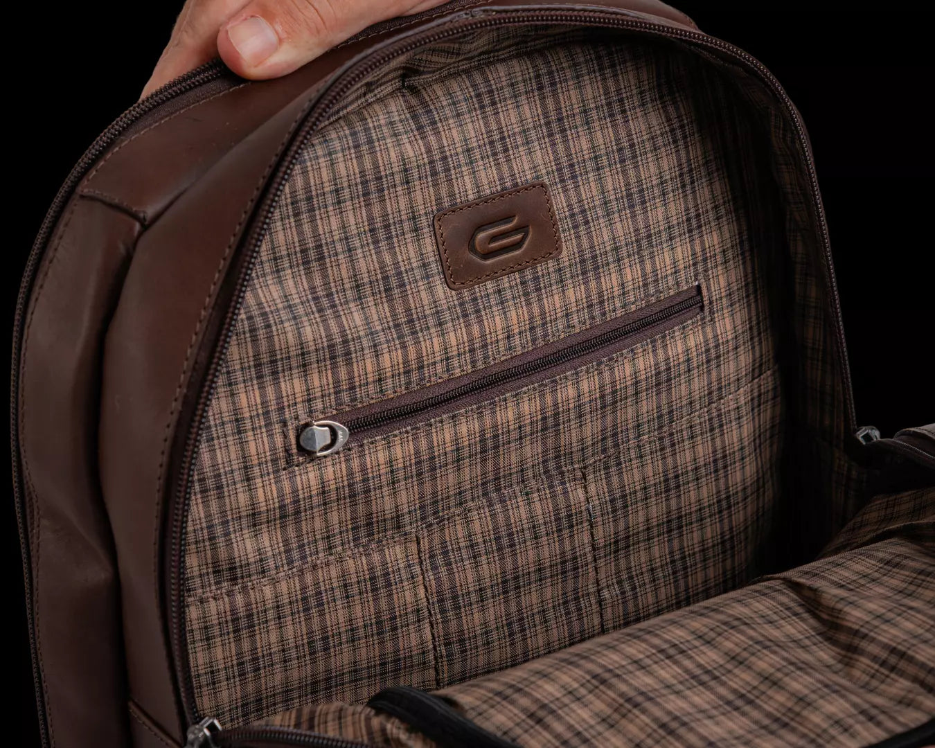 mochila executiva em couro com estrutura funcional