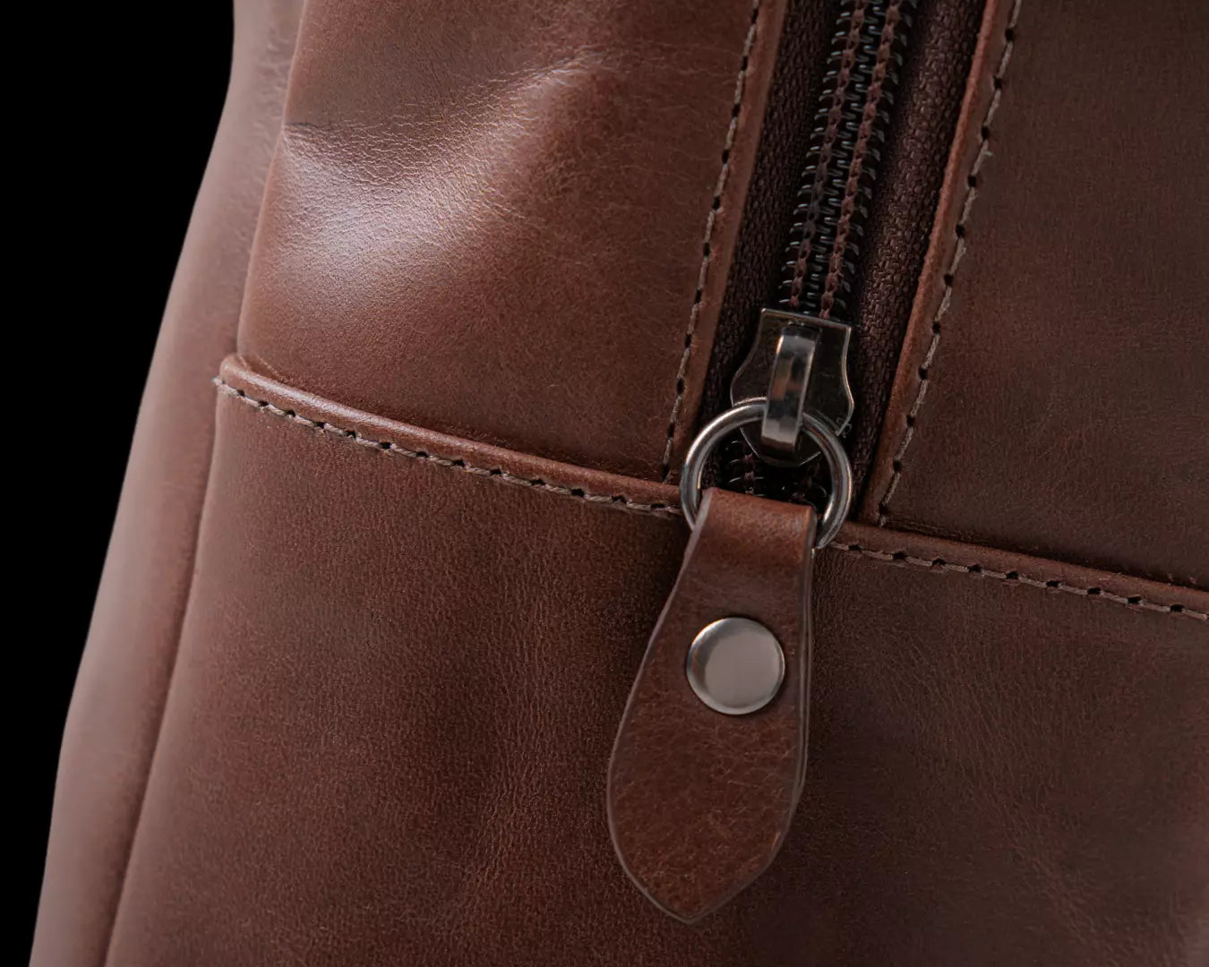 detalhe da mochila de couro com acabamento refinado