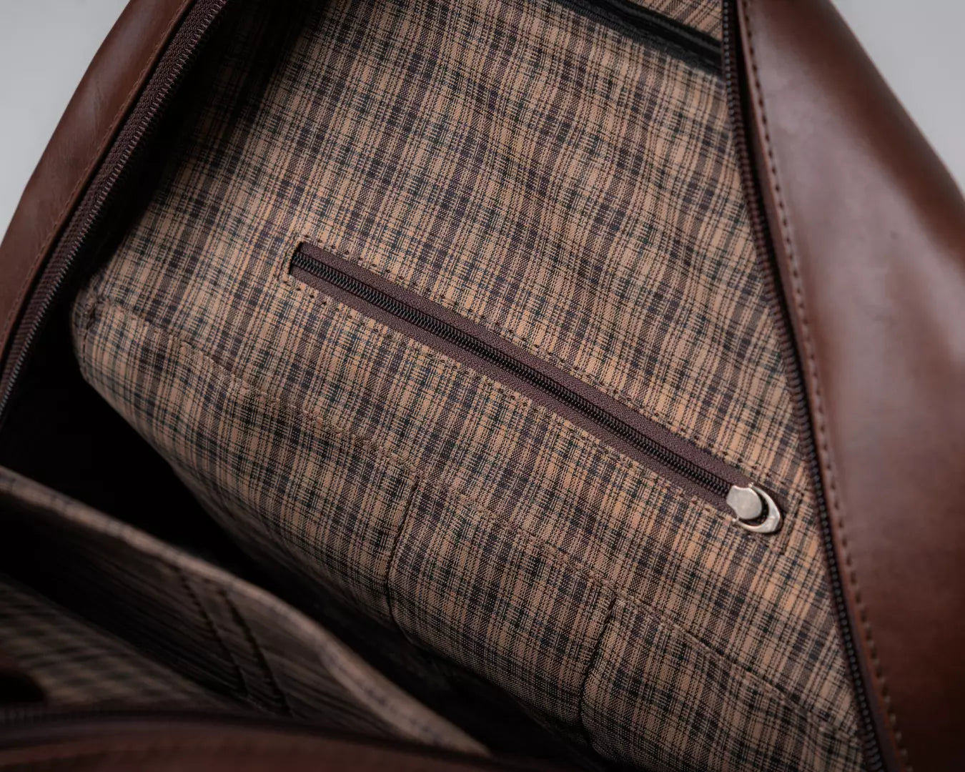 mochila de couro para transporte de notebook e acessórios